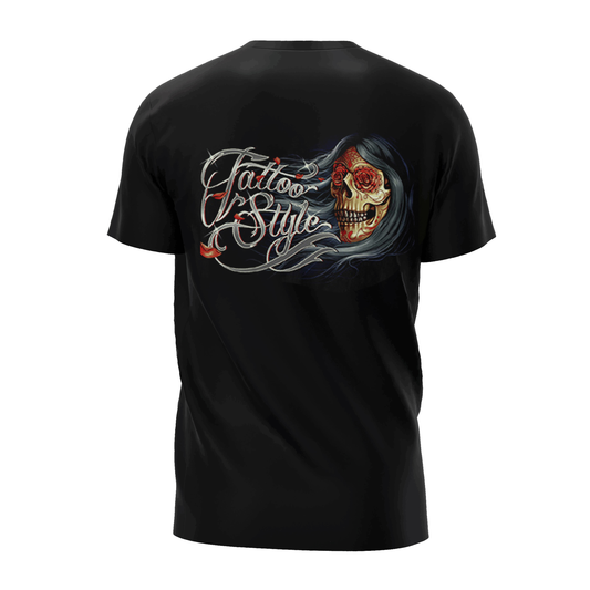 Dunkle Prinzessin mit Piercings und Tattoo T-Shirt